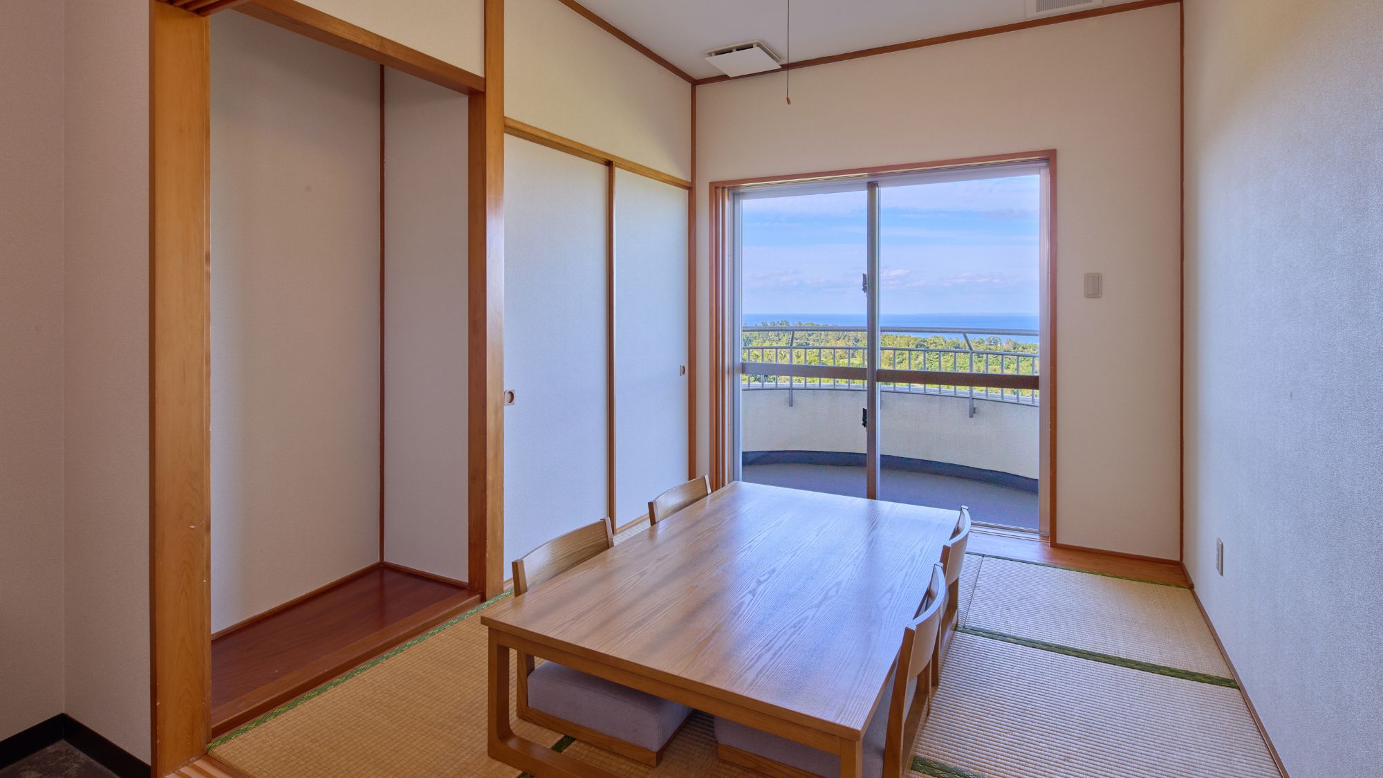 【和洋室ファミリースイートツイン】47㎡の広々空間でゆったりとお過ごしいただけます。