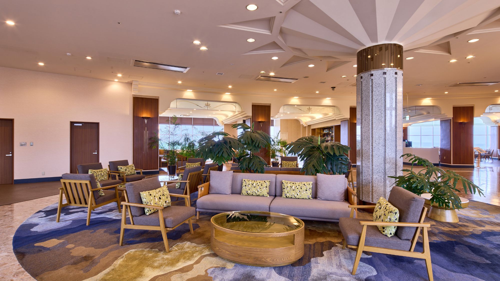 【館内設備】広々としたフロント・ロビーでは、ストレスフリーに過ごすことができます。