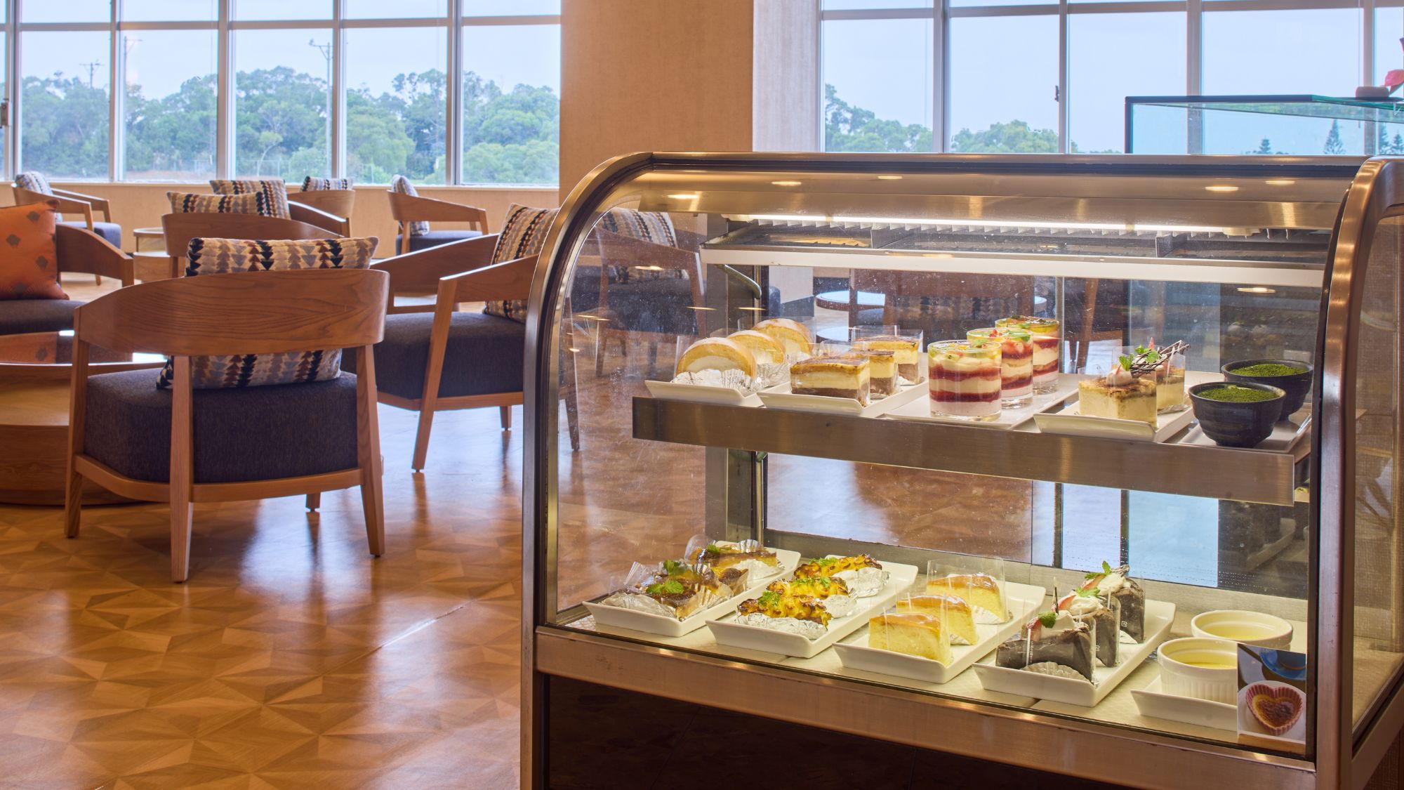 【ラウンジバー】多彩なスイーツもカウンターにてご用意しております。