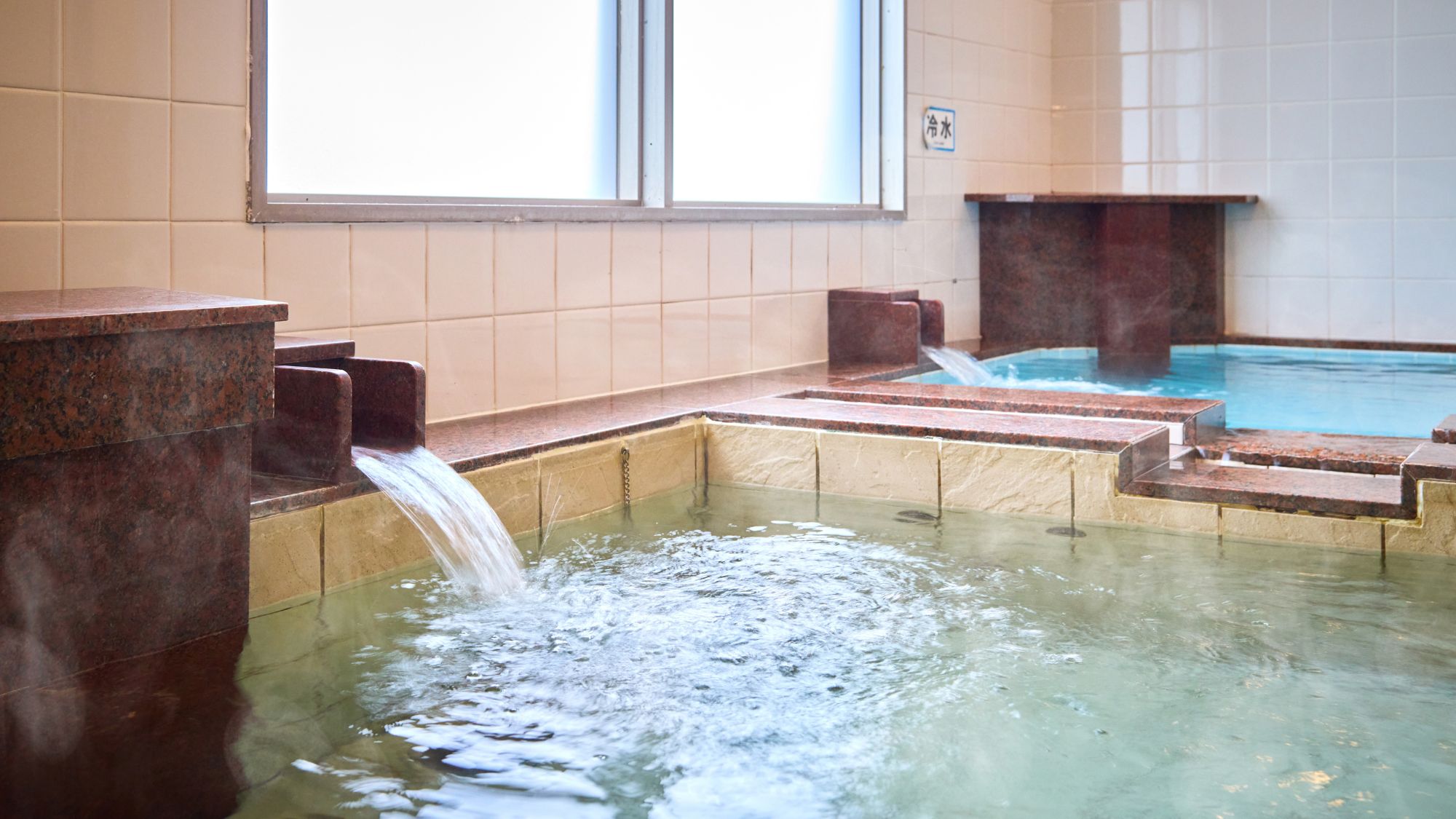 【大浴場】少しコンパクトながらも快適な大浴場では、静かな空間の中でくつろぎのひとときを。