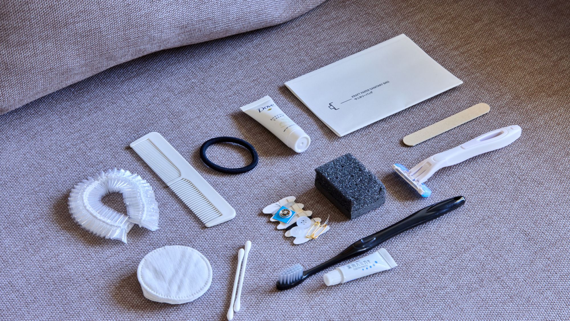 【アメニティ・設備】歯ブラシセット、カミソリ、綿棒、ヘアゴム等様々なアメニティがそろっております。