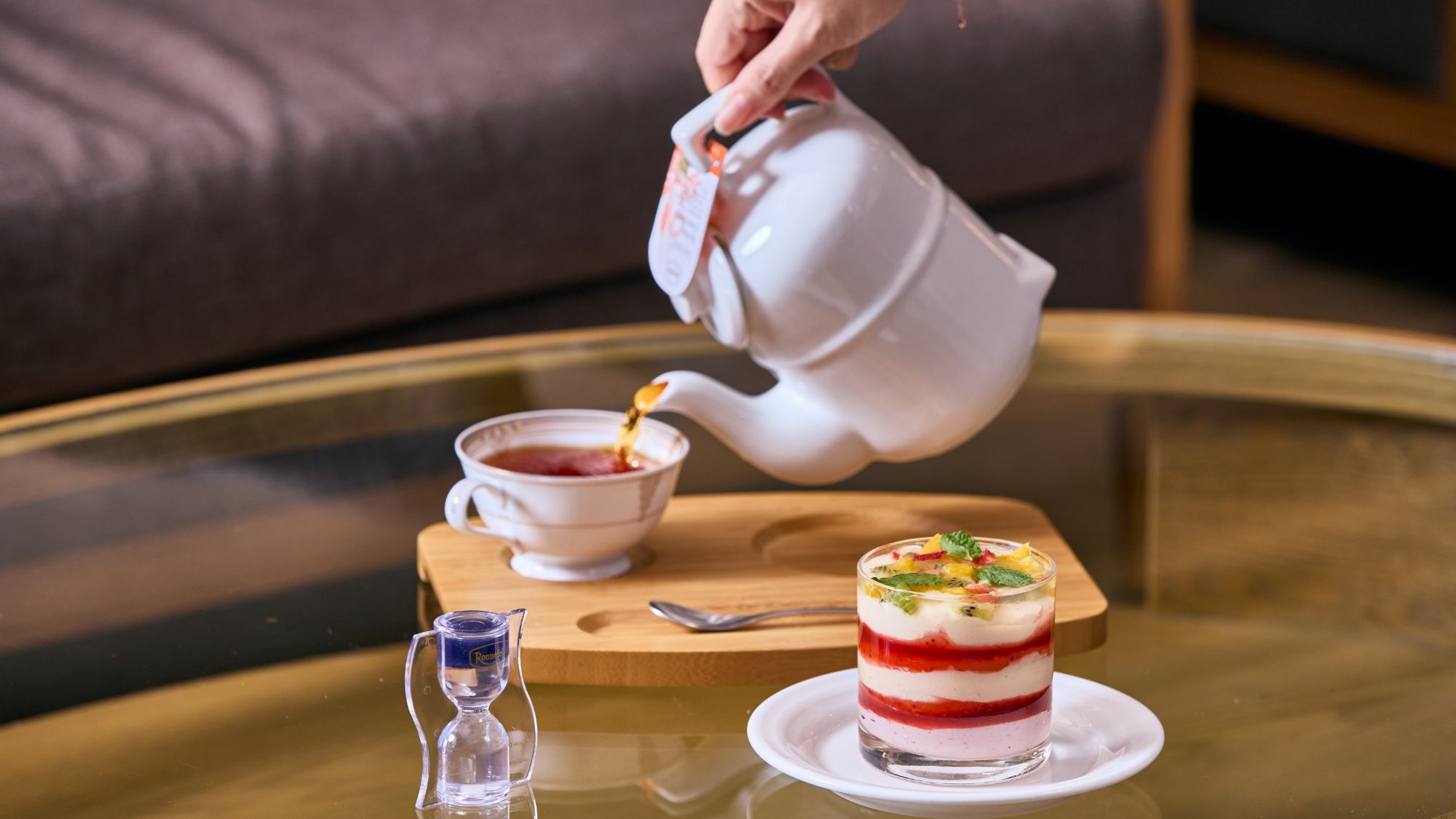 【ラウンジバー】淹れたての紅茶はスイーツにぴったりです。