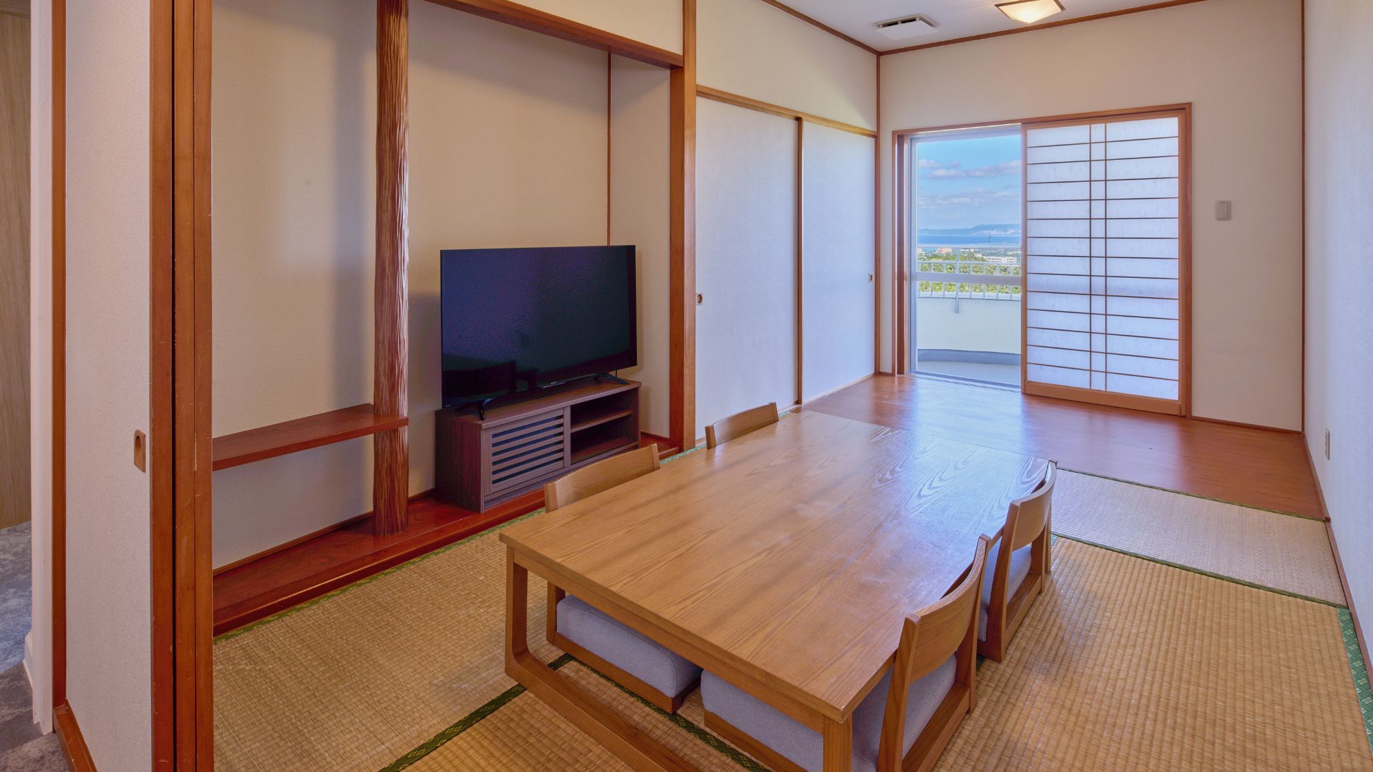 【2ベッドルーム ファミリー スイート畳の間】70.5㎡のお部屋。最大8名様までご宿泊いただけます。