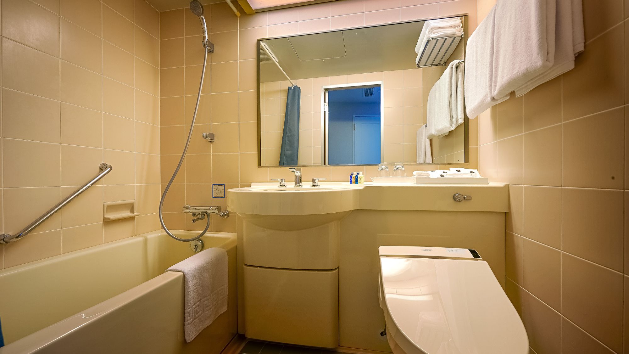 【2ベッドルームファミリースイート】清潔なバスルームは、誰でもご利用しやすい設計です。