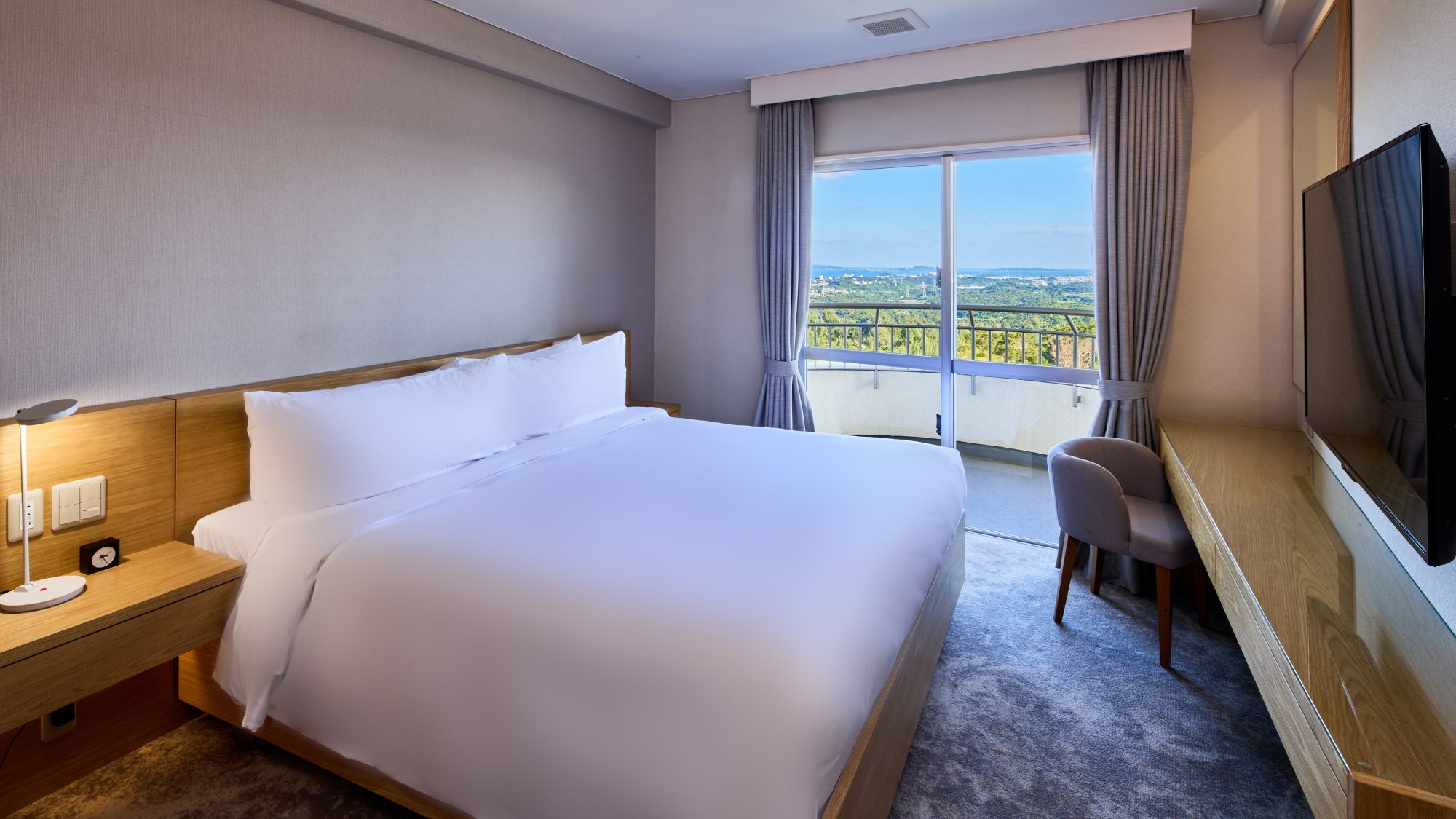 【スタンダードキング ガーデンビュー】キングサイズのベッドを1台ご用意しています。