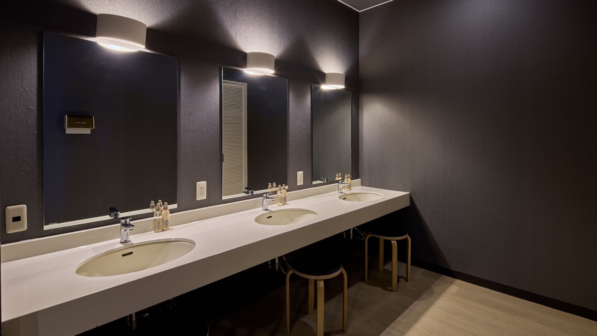 【大浴場】洗面ユニットも複数台ご用意しております。