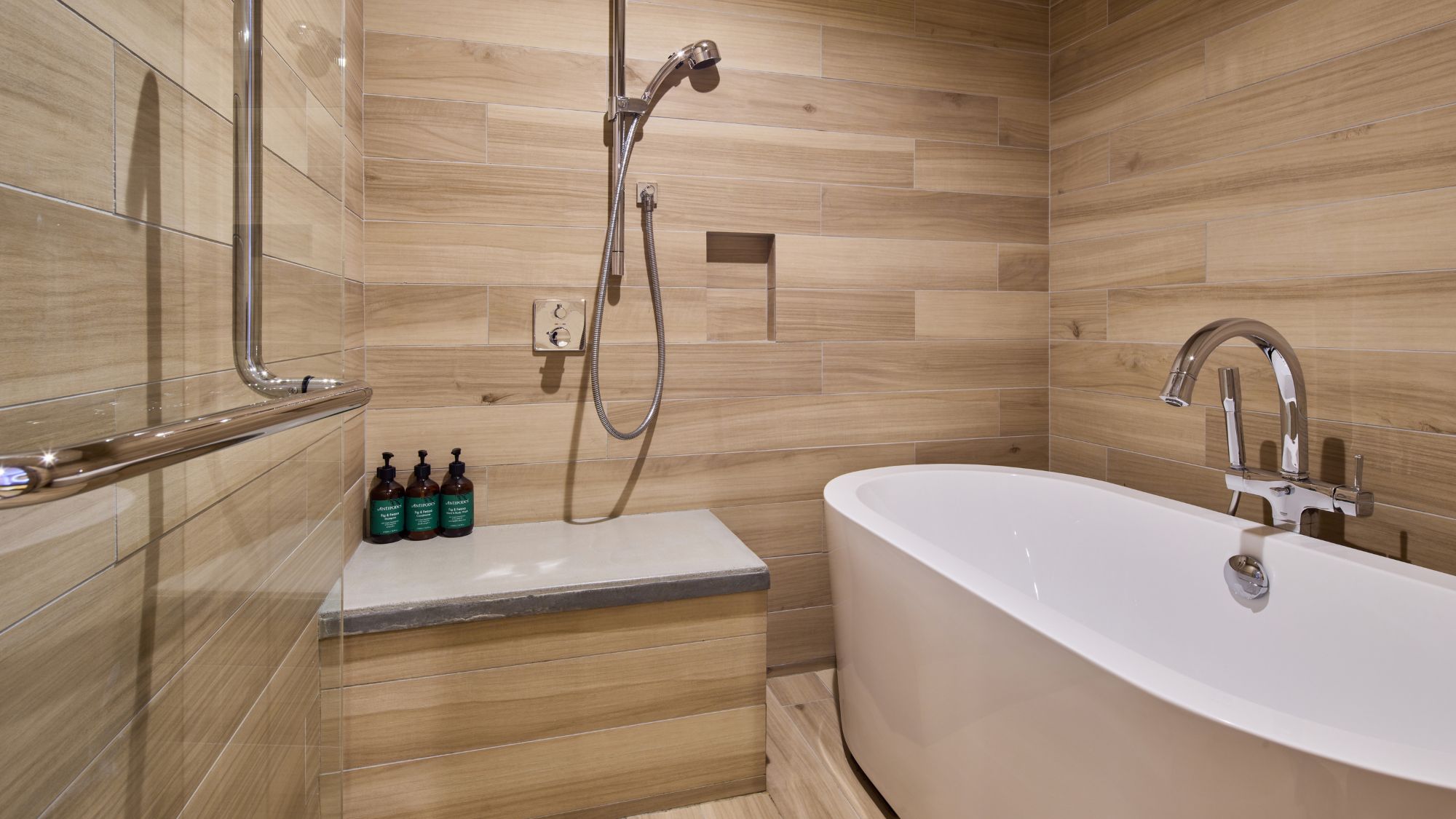 【プレジデンシャルスイート】清潔なバスルームは、誰でもご利用しやすい設計です。