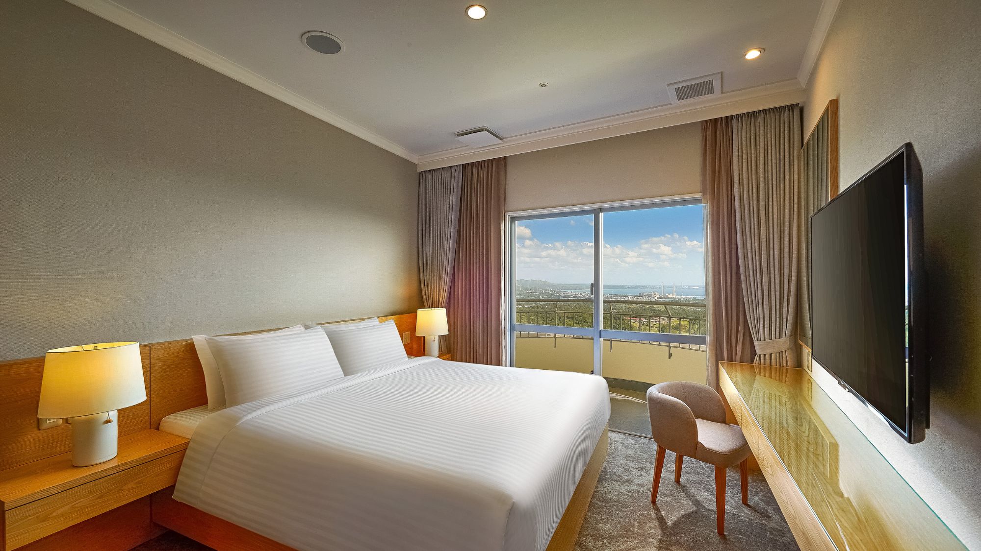 【2ベッドルームファミリースイート】キングベッドルームとツインベッドルームの寝室となります