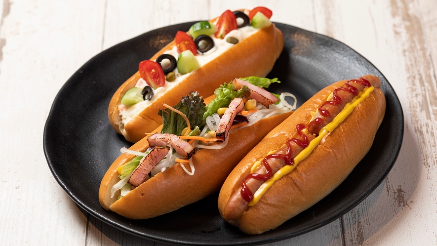 【朝食】定番ウィンナードッグや野菜ドッグ、ボテトサラダドッグ…オリジナルにカスタムできます。
