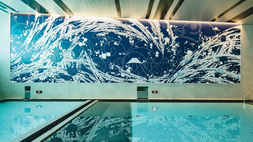 【「潮の湯」(男湯)】天井高約5mの開放的な空間、色鮮やかなウォールアート。