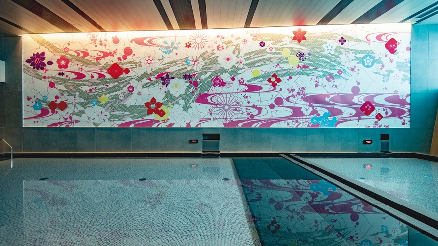 【「潮の湯」(女湯)】天井高約5mの開放的な空間、色鮮やかなウォールアート。