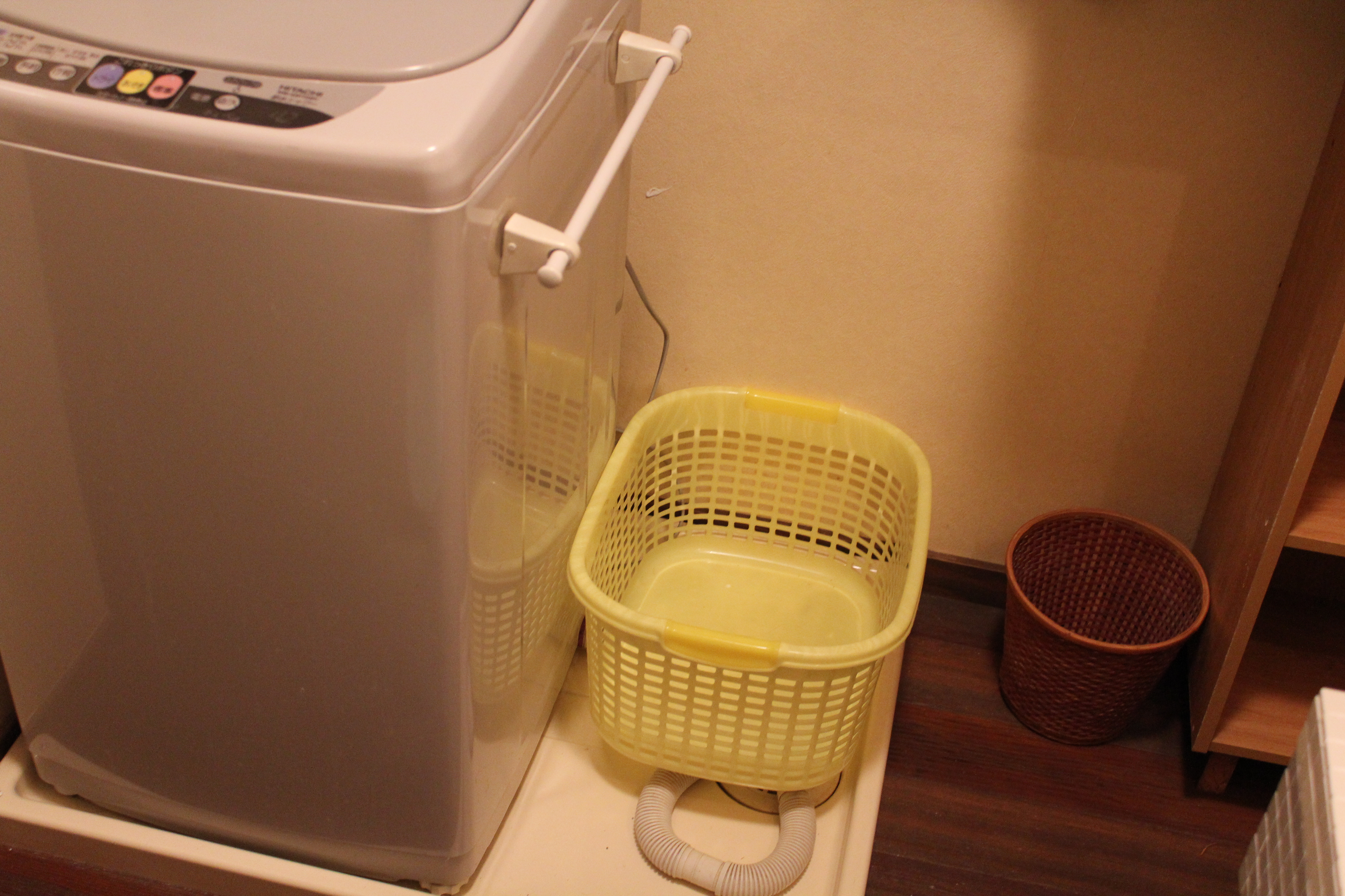 １階の脱衣所に洗濯機あります