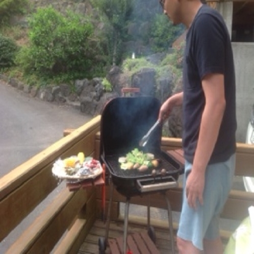 炭火の煙でスモークされた肉はジューシーで旨みたっぷり！焼き方のアドバイスもあるので安心