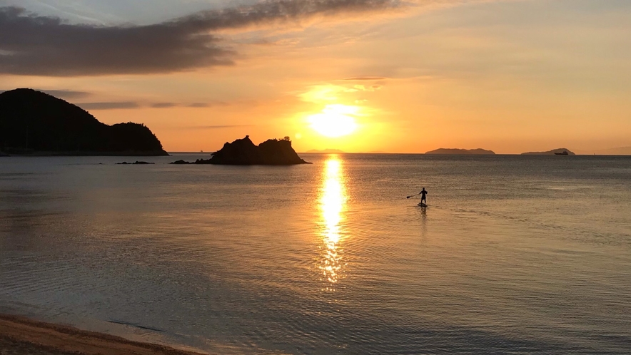 朝日の中の早朝SUP