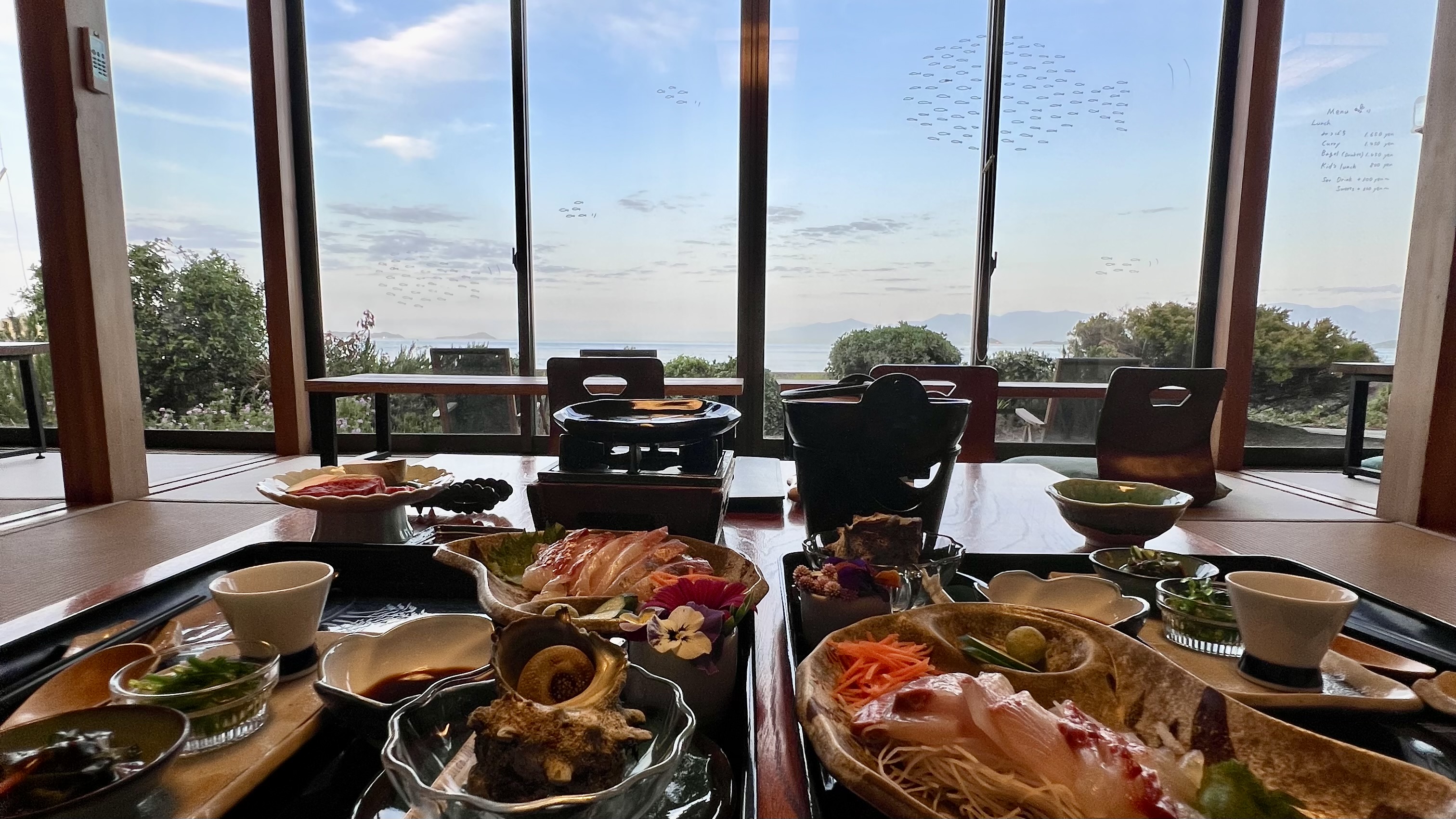 食事会場からも海を眺めることができます。