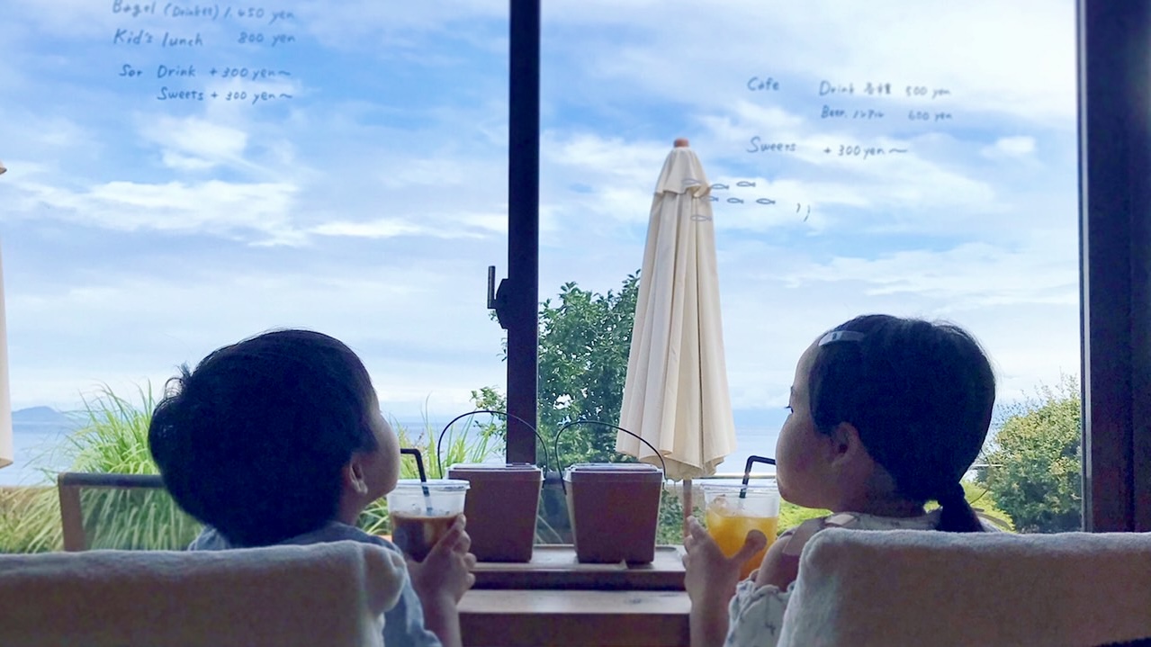 食事会場（１階）からも海を眺めることができます。
