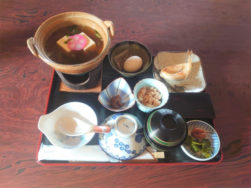 【２食付（夕食は日替わり定食）】／お風呂利用は夜２２時半迄、朝１０時〜／１１時チェックアウト