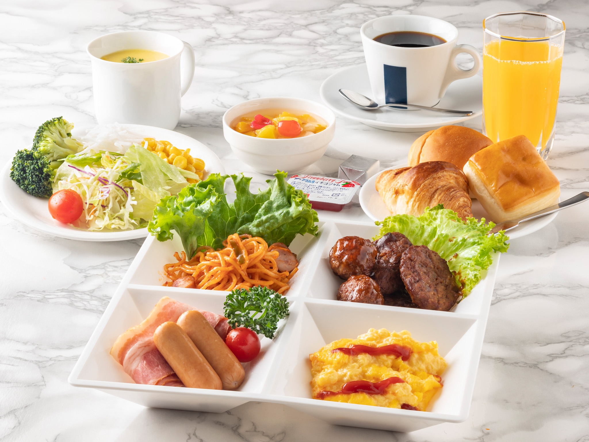 ■朝食一例■［ホテルブッフェ］ 人気の高い天然酵母パンやキッシュをご用意♪