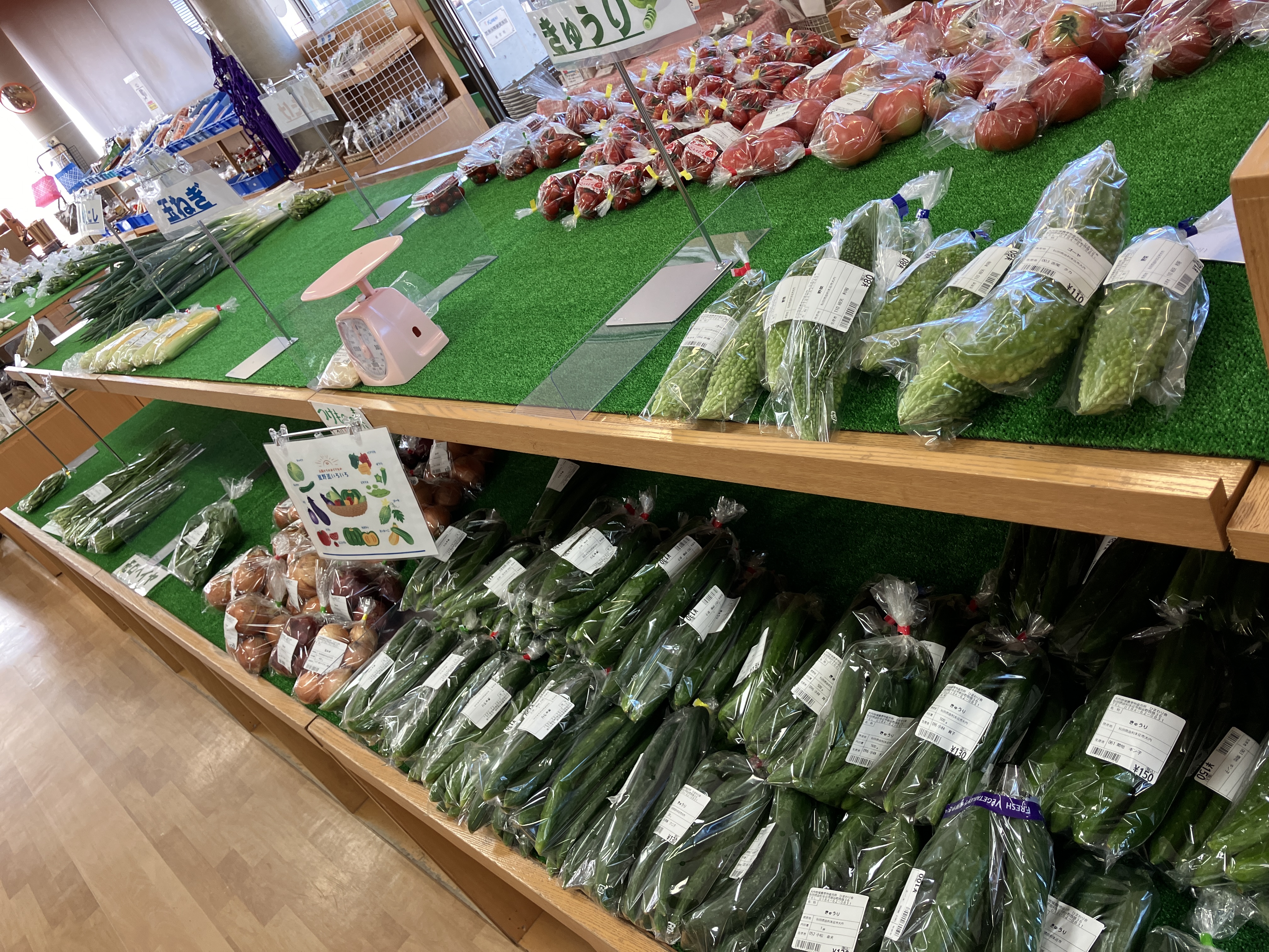 館内：農産物直売所「ひまわり」