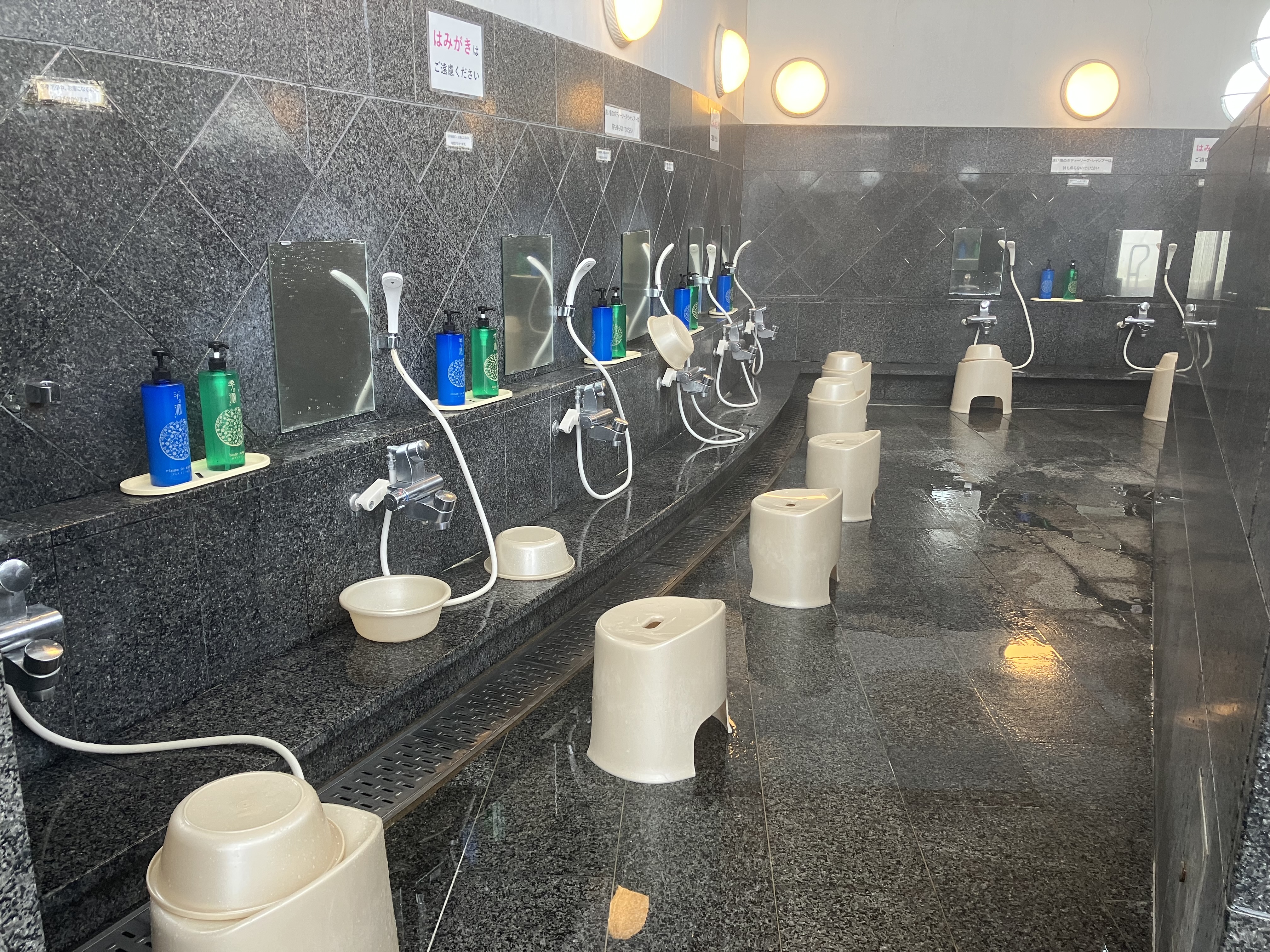 温泉大浴場：洗い場