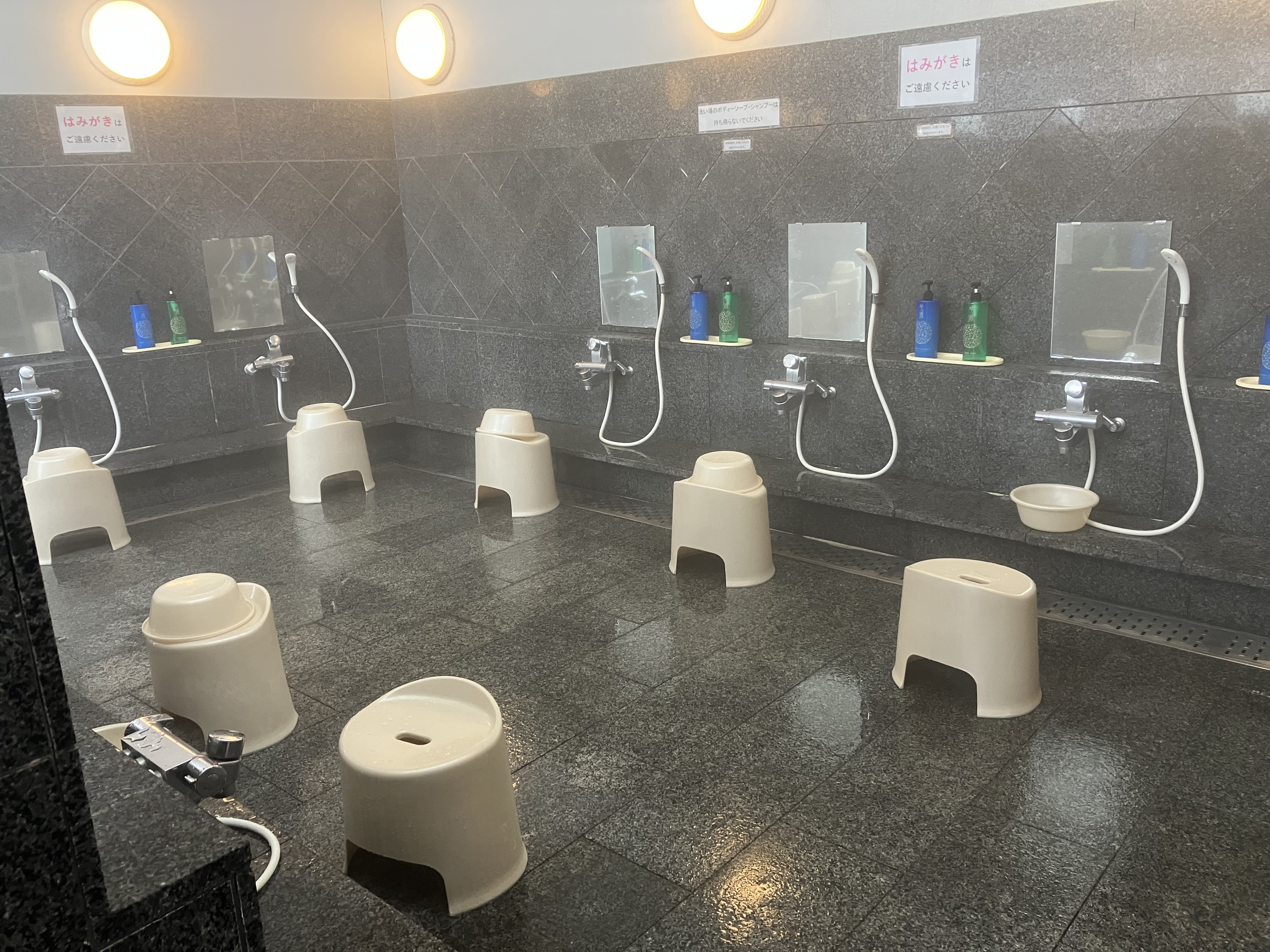 温泉大浴場：洗い場