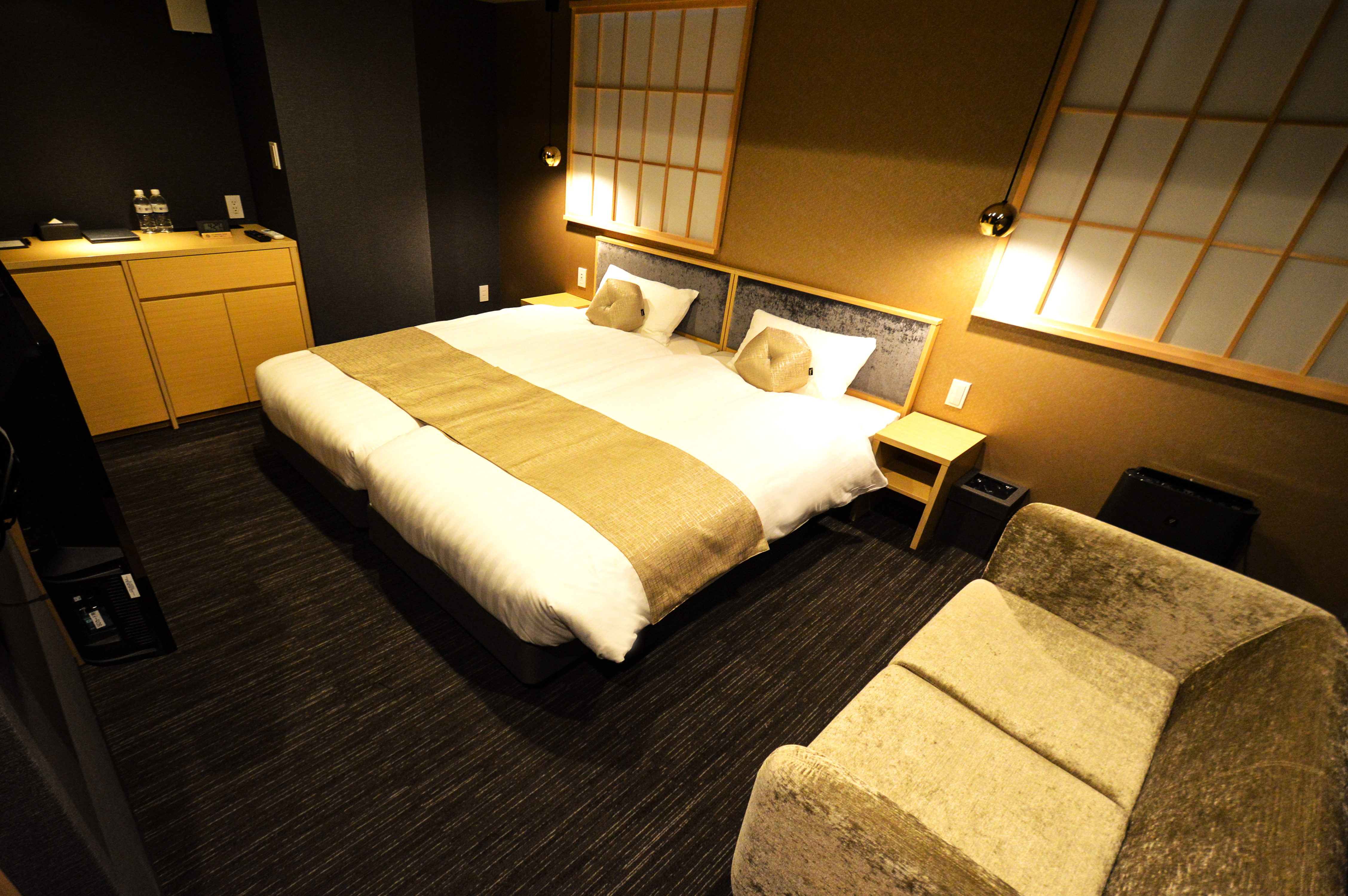 【堀川五条　スタンダードツイン】友達同士やご夫婦におすすめ、ベッド２台が横に並んだツインルームです。