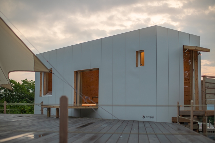 Snow Peakが建築家・隈研吾氏と共同開発した「住箱」をベッドルームにした住箱スイート