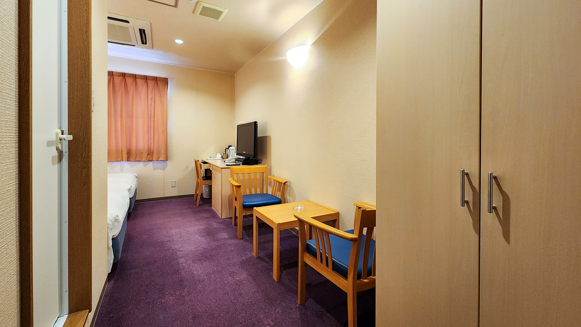 #【ツインルーム】入口には大きめのクローゼットがあり上着や着替えを掛けられます