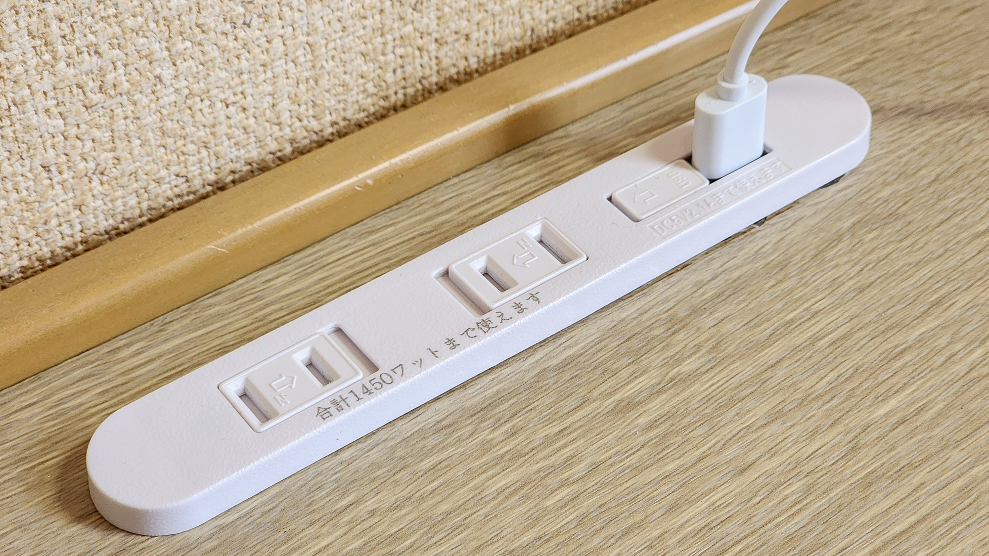 #各部屋のワークデスクにはUSBコンセントも完備