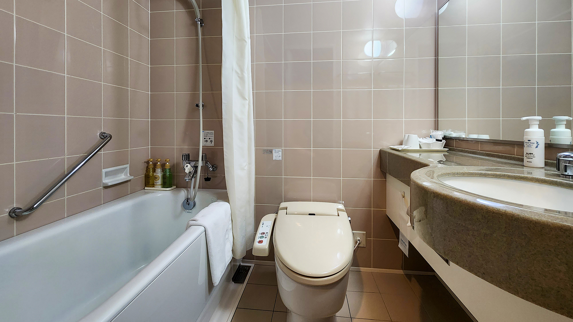 #【ツインルーム】バストイレ付。バスルームはゆったりと足をのばせる広さとなっております。