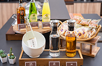 ラウンジにてカクテルアワーを実施しています