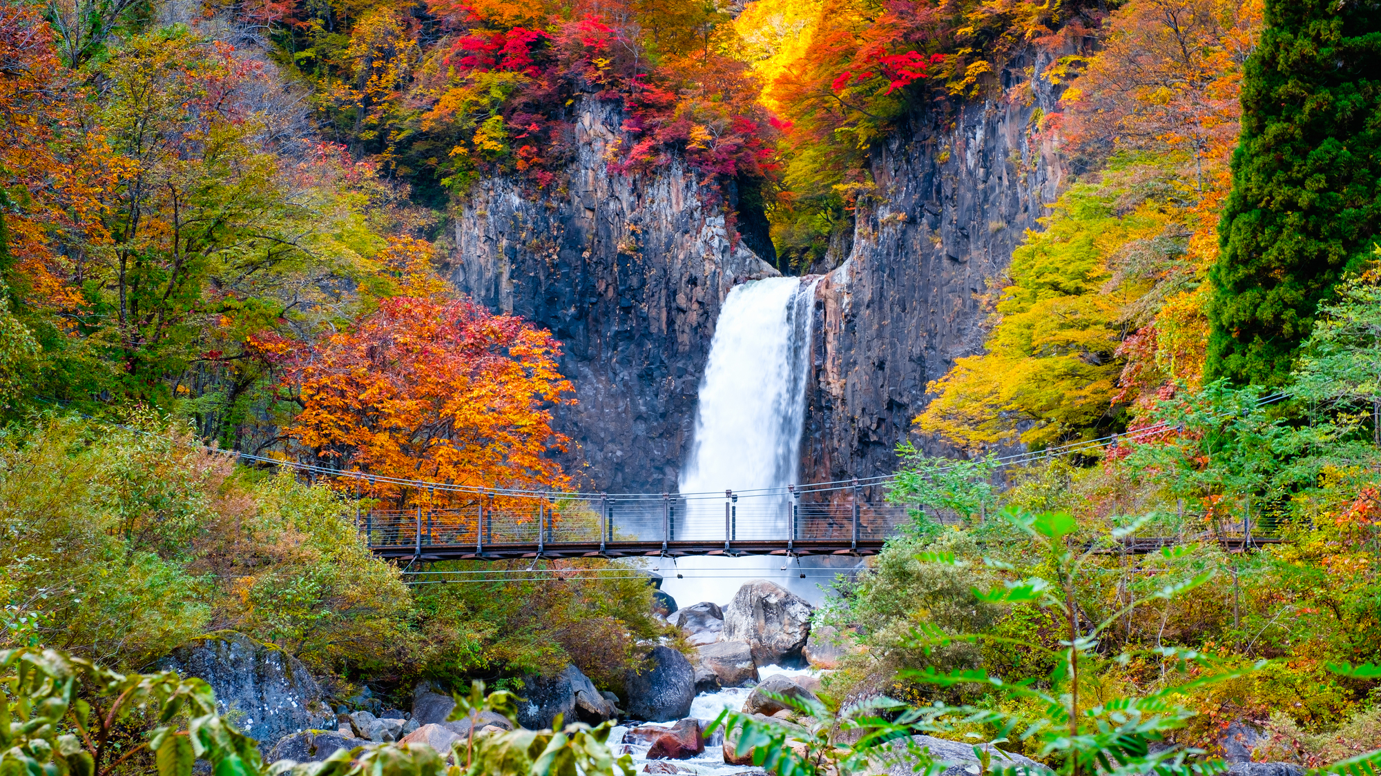【苗名滝（なえなたき）】当館から車で約30分