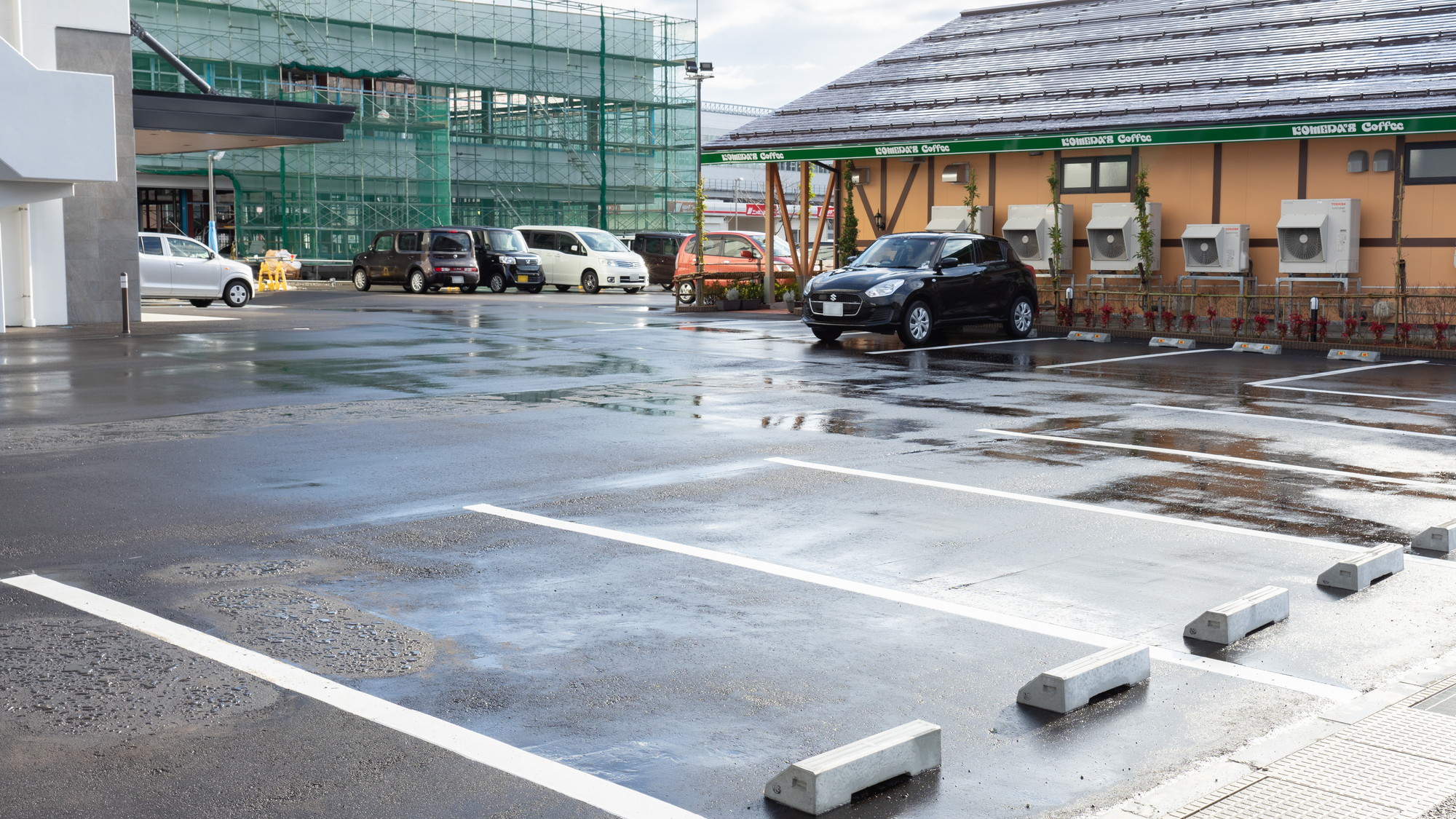 建物前の駐車場は駐車禁止エリアです。ご注意くださいませ。