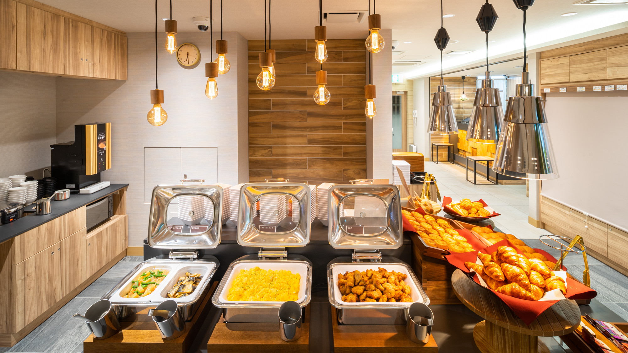 朝食時間（月～土 ）6:30～8:30（日・祝） 6:30～9:00　焼き立てパンが香るビュッフェ形