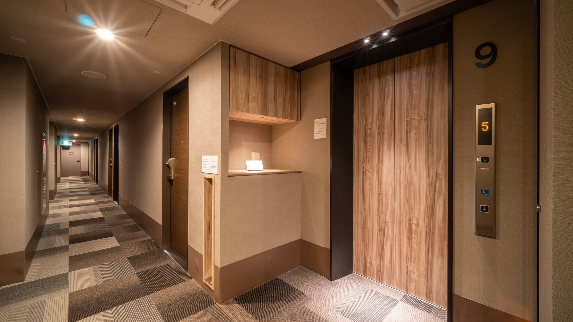 各階のエレベーター付近です