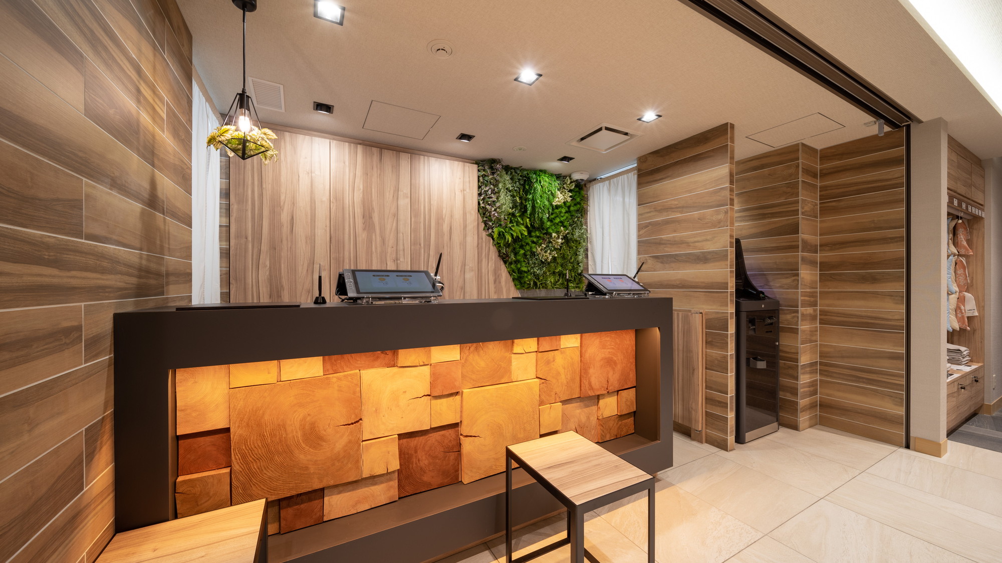 「おかえりなさいませ」こちらでチェックインをお迎えします