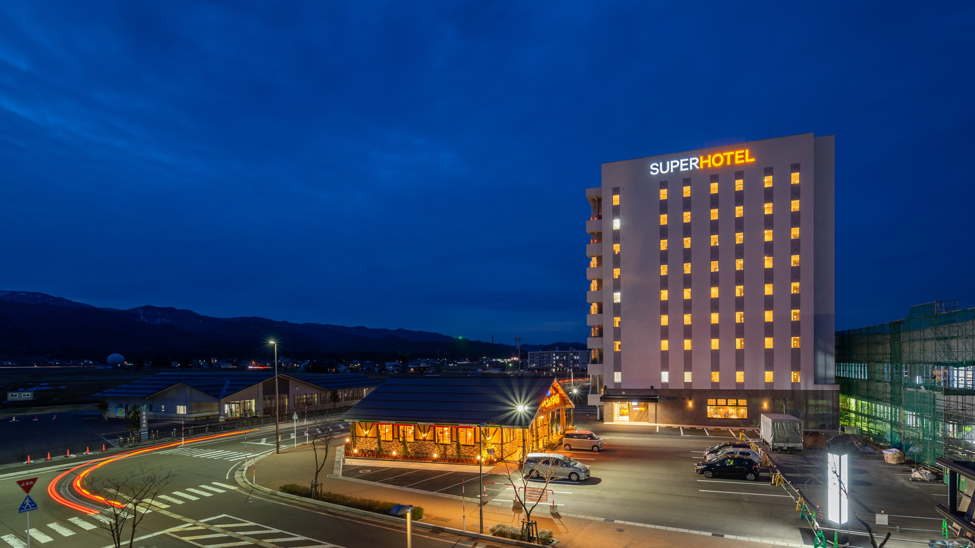 静かな夜に佇む、優しい光のランドマーク