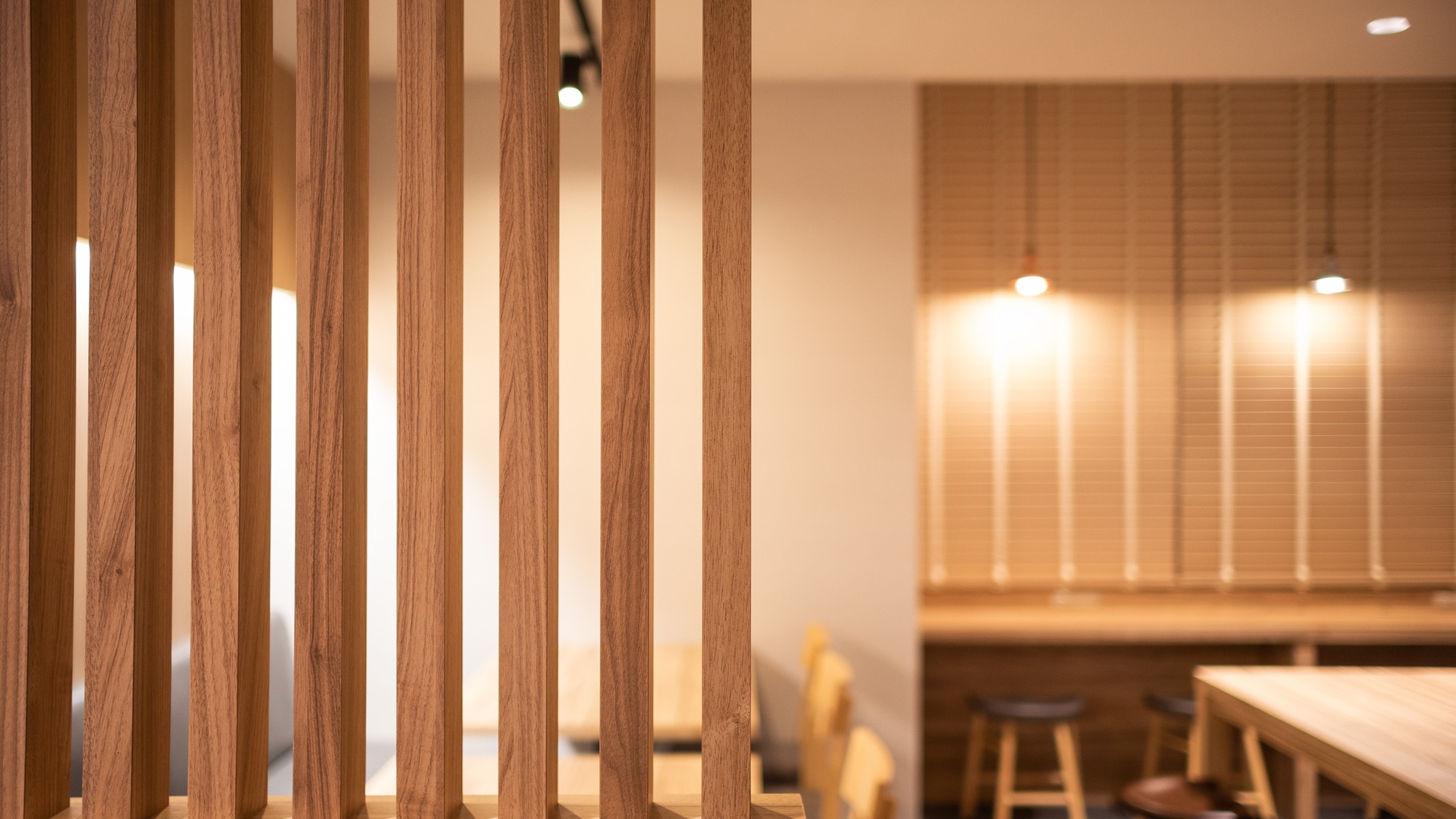 木のぬくもりも感じられるラウンジ