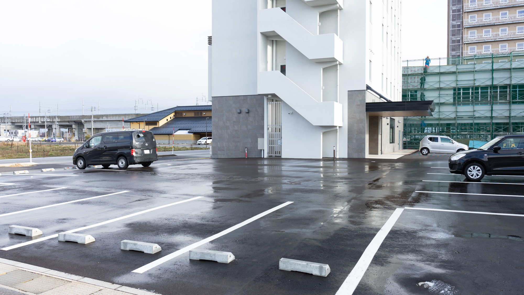 当館の専用駐車場はございません。 お車でお越しのお客様は、近隣コインパーキングをご利用下さいませ。