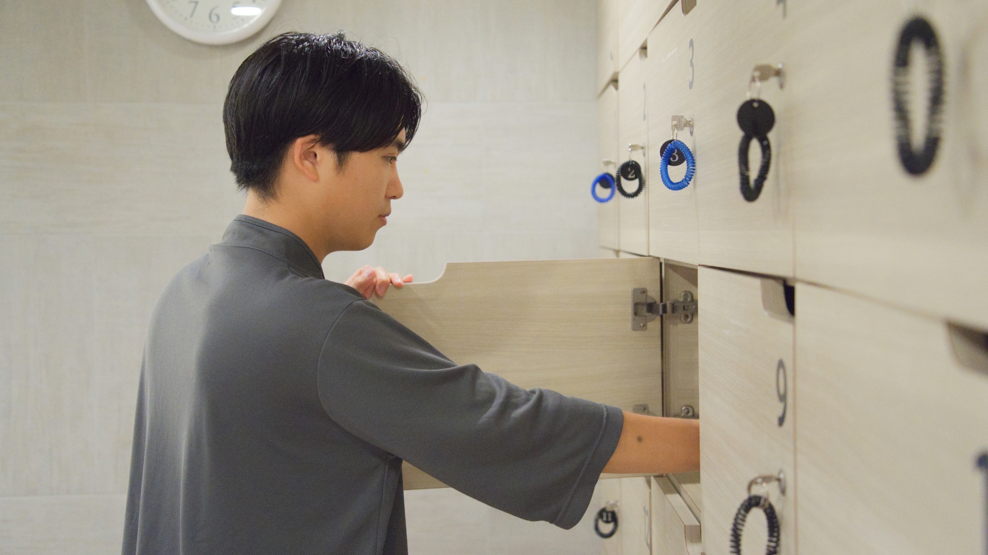 鍵付きロッカーで防犯も安心 