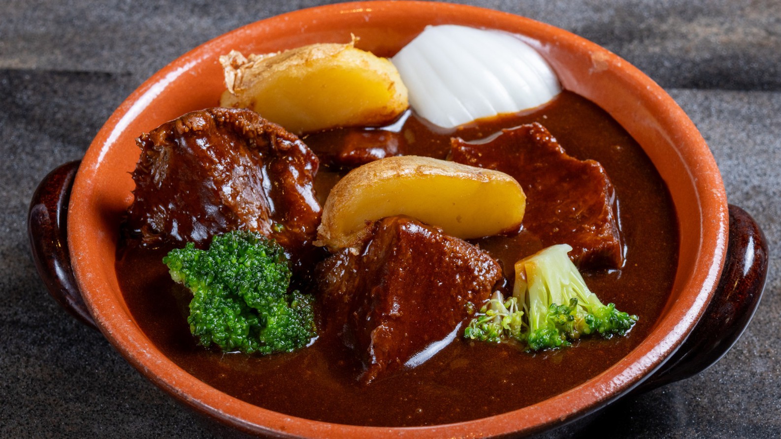 とろとろのタンが絶品!じっくり煮込んだビーフシチュー