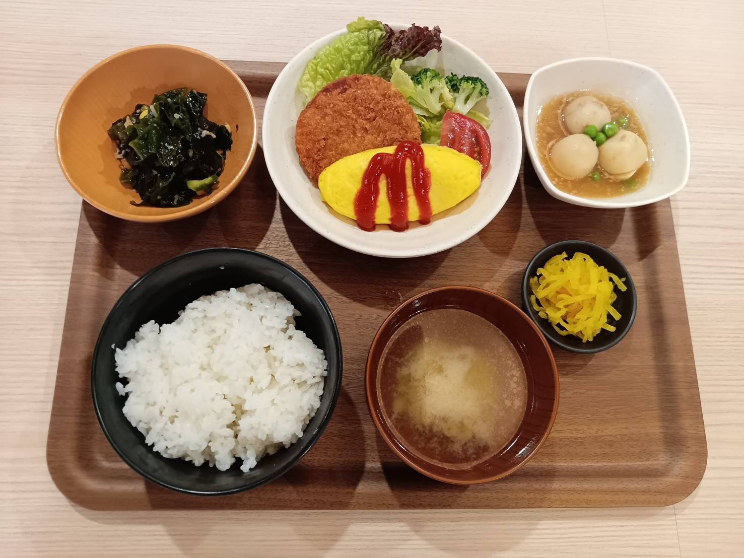 1泊〜6泊　朝からしっかり食事付き　セミダブルベッド（駐車場利用あり） 