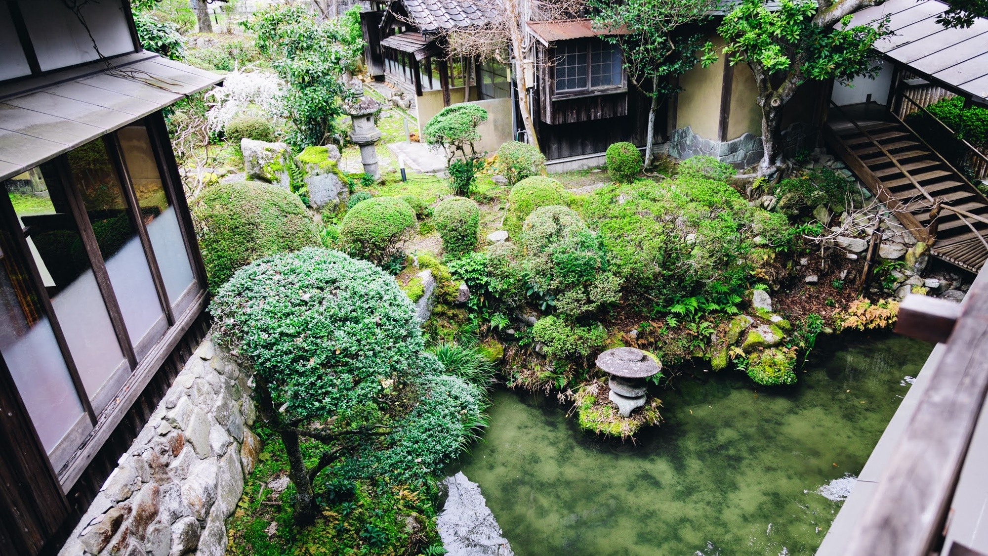 *館内一例/中庭