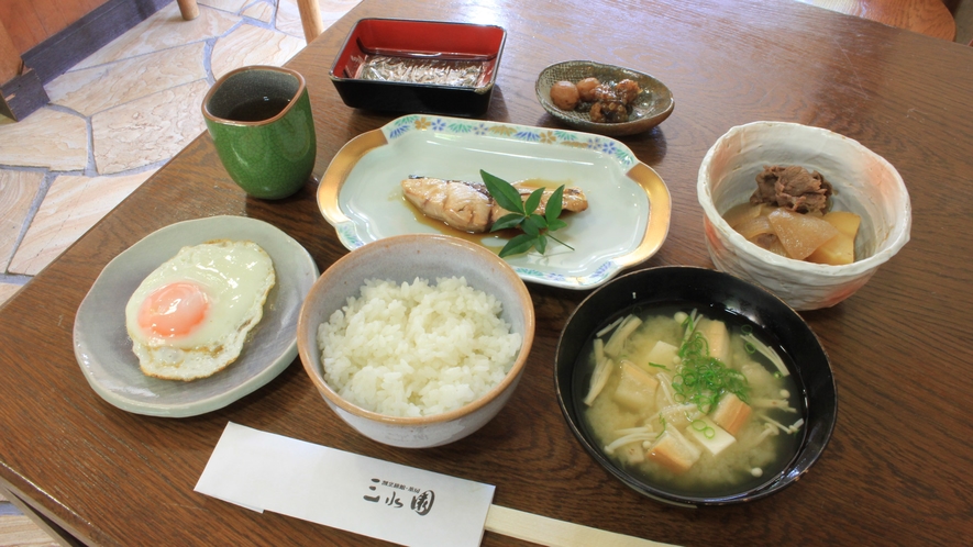 *朝食一例／素材の良さを生かしたシンプルな和朝食