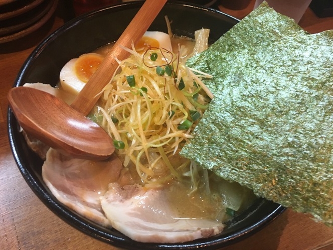 【周辺案内】麺酒場　でめきん　徒歩3分♪