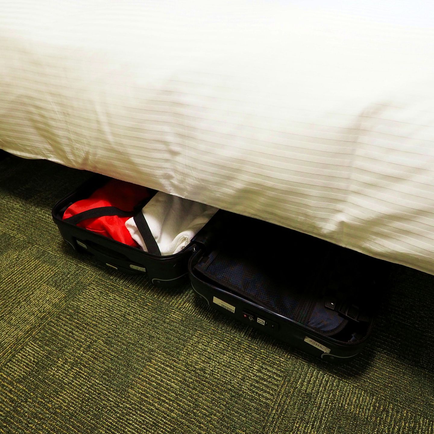 ベッド下にはスーツケースが収納可能。お部屋を広く使えます。