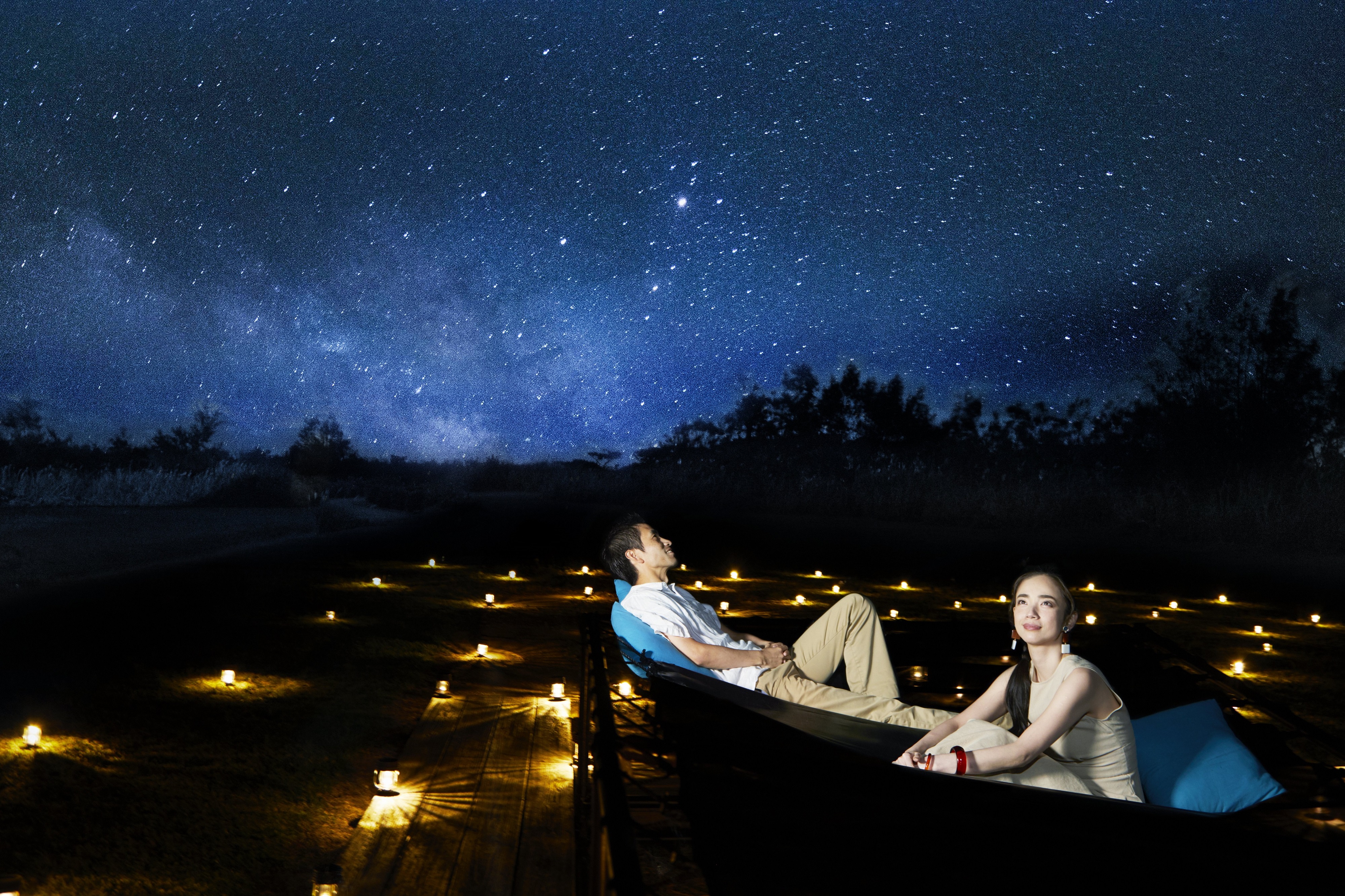 満天の星空を眺める