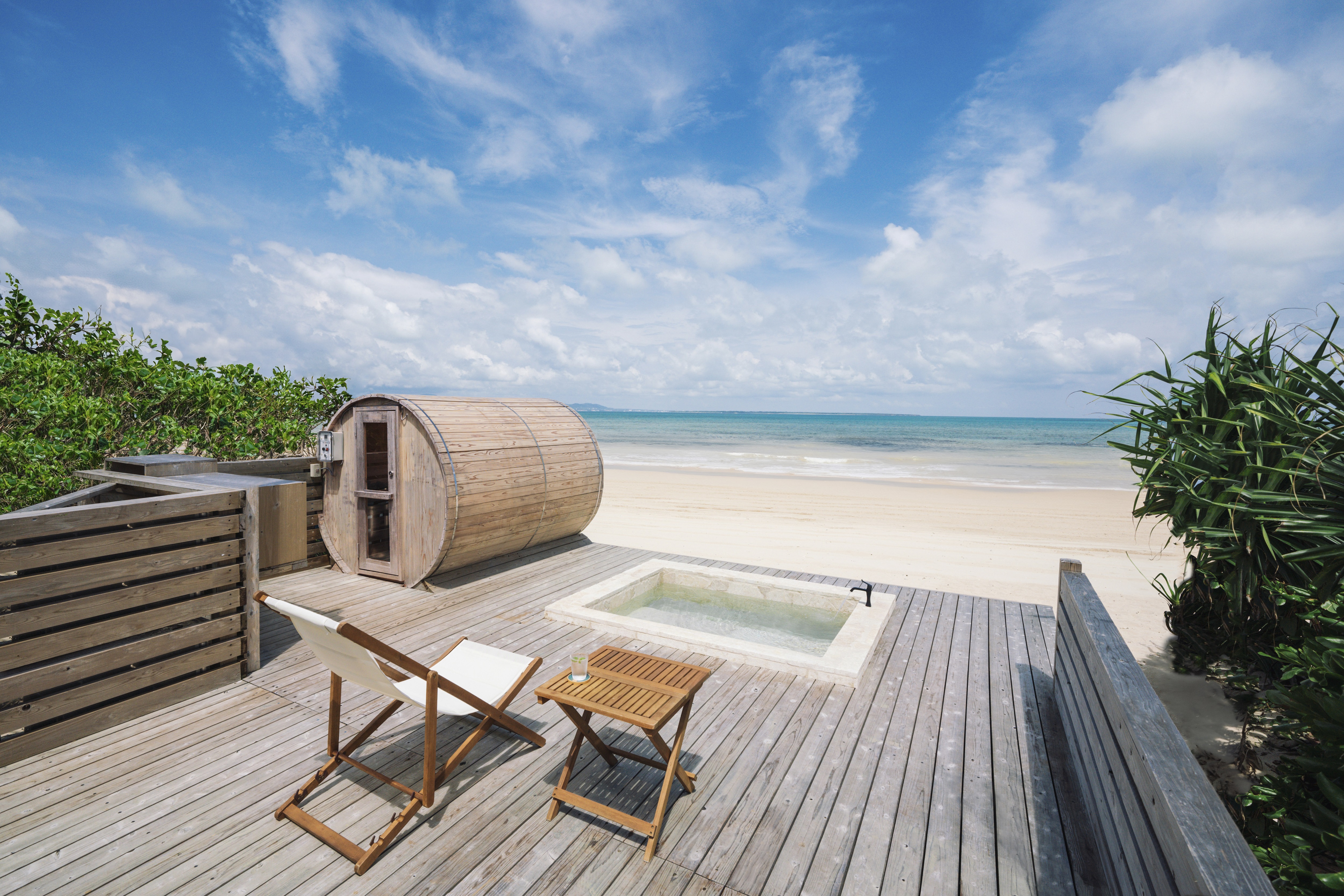絶景を臨みながら海風でととのうバレルサウナ