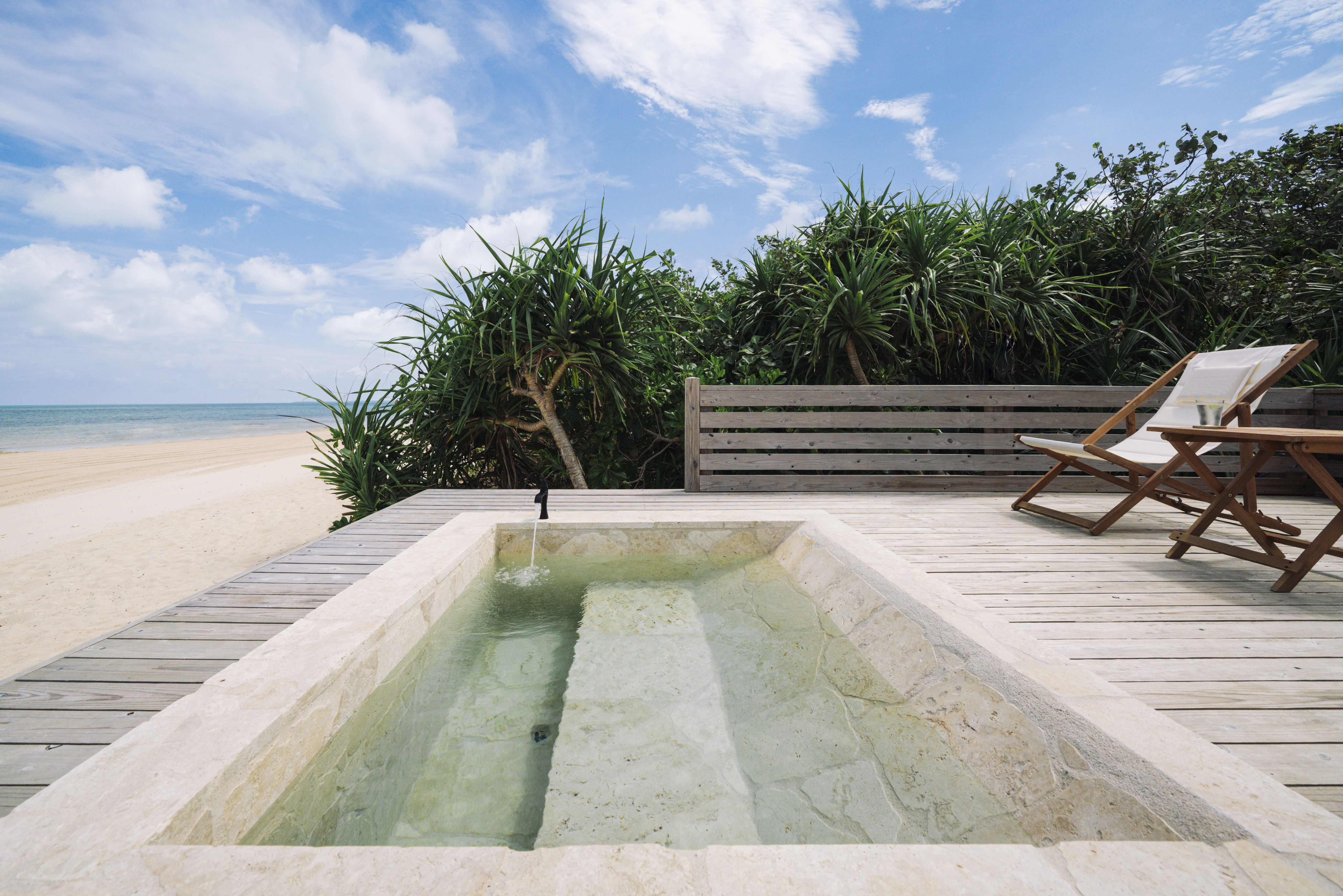 絶景を臨みながら海風でととのうバレルサウナ