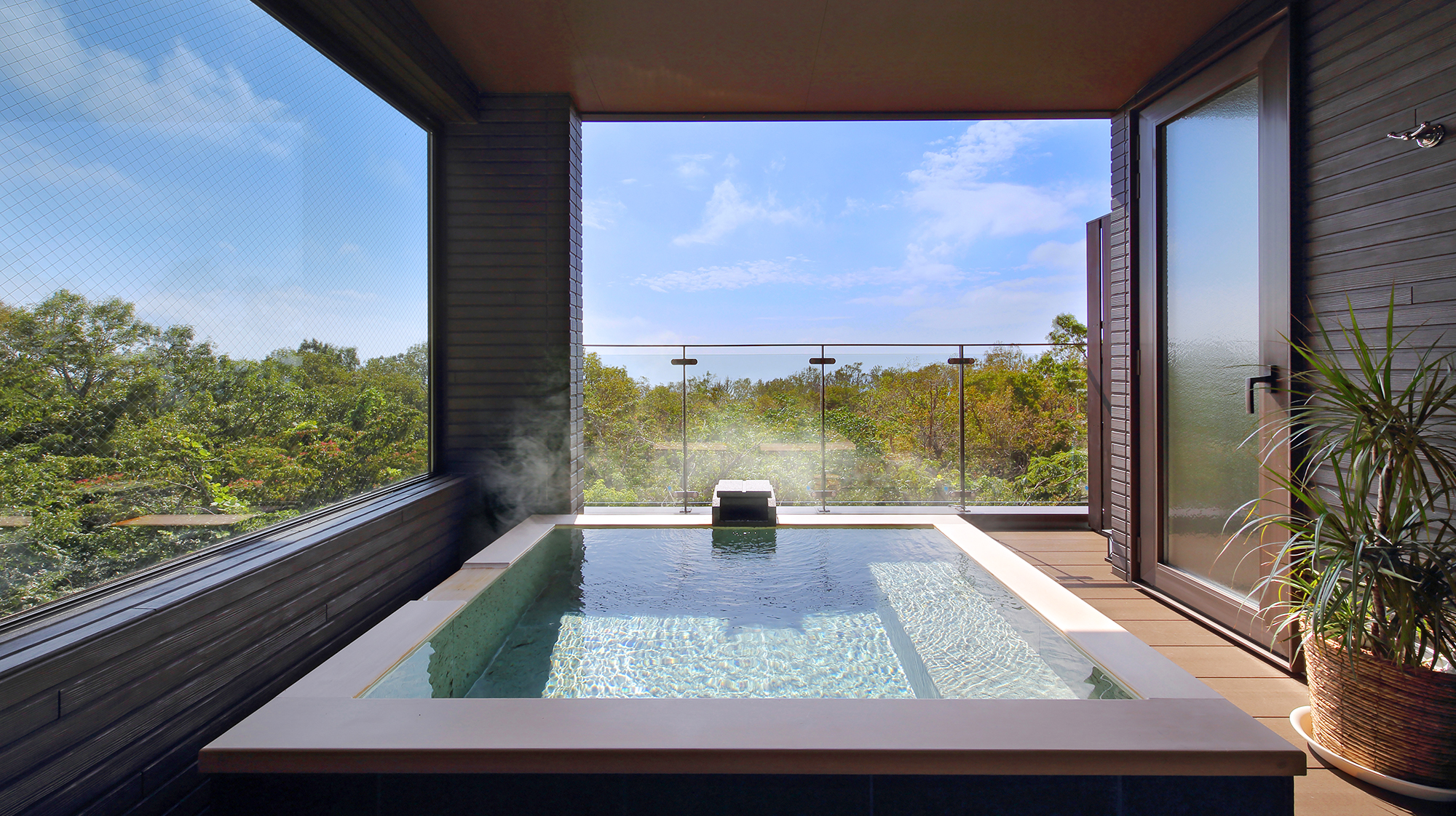 プライベートを重視し全室に天然温泉の専用露天風呂を配しました。